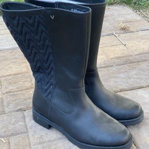 Women’s Vionic Insulated Boots. Size 11